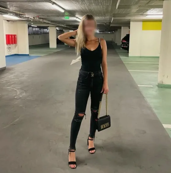 Lilly, 21