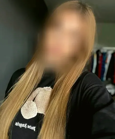 Michaela, 28